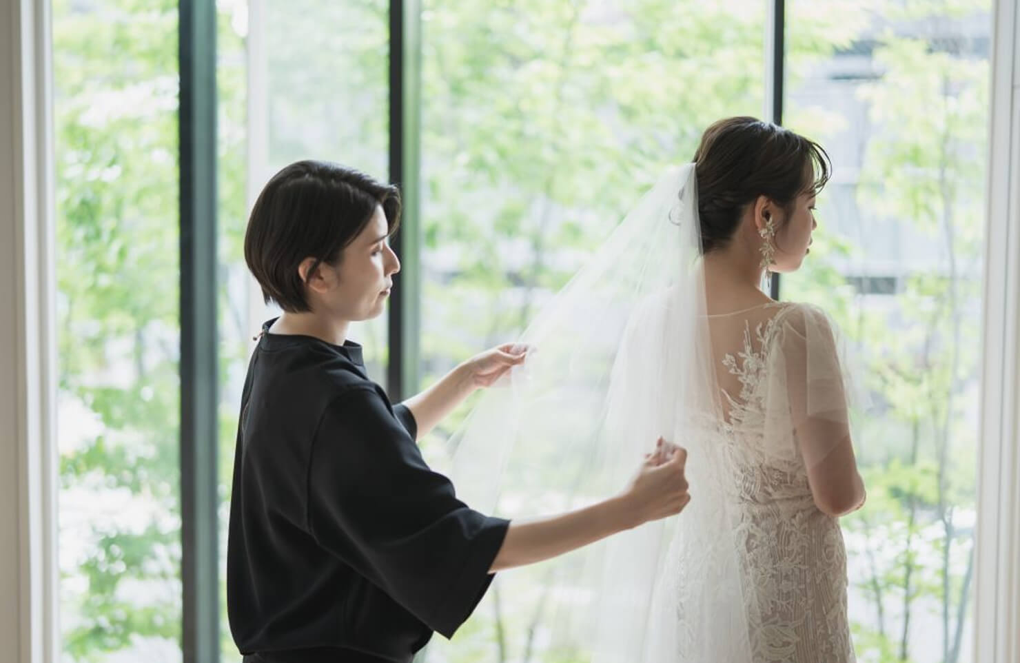 花嫁をサポートする写真