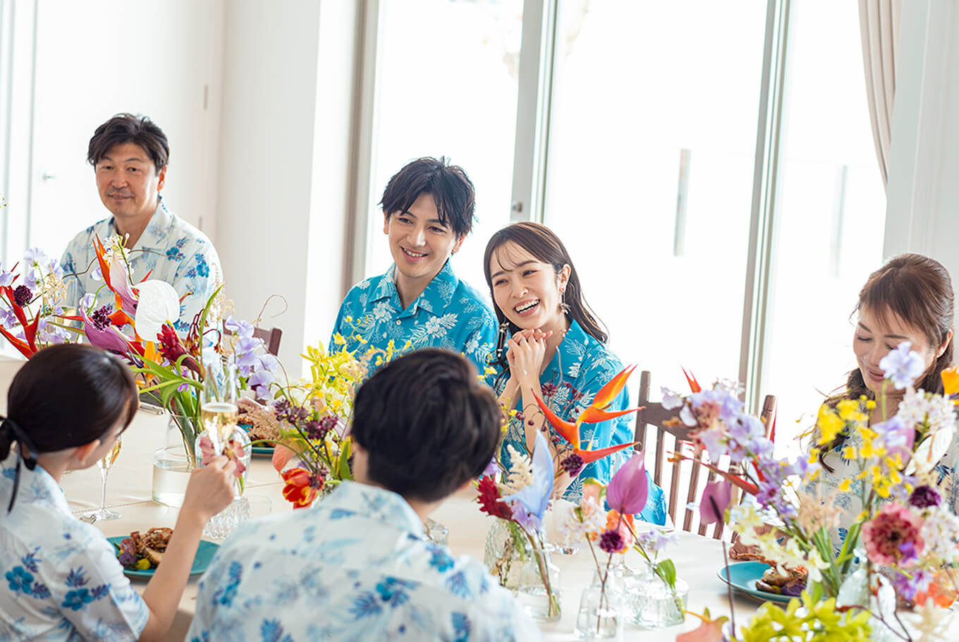 親族・友人と談笑