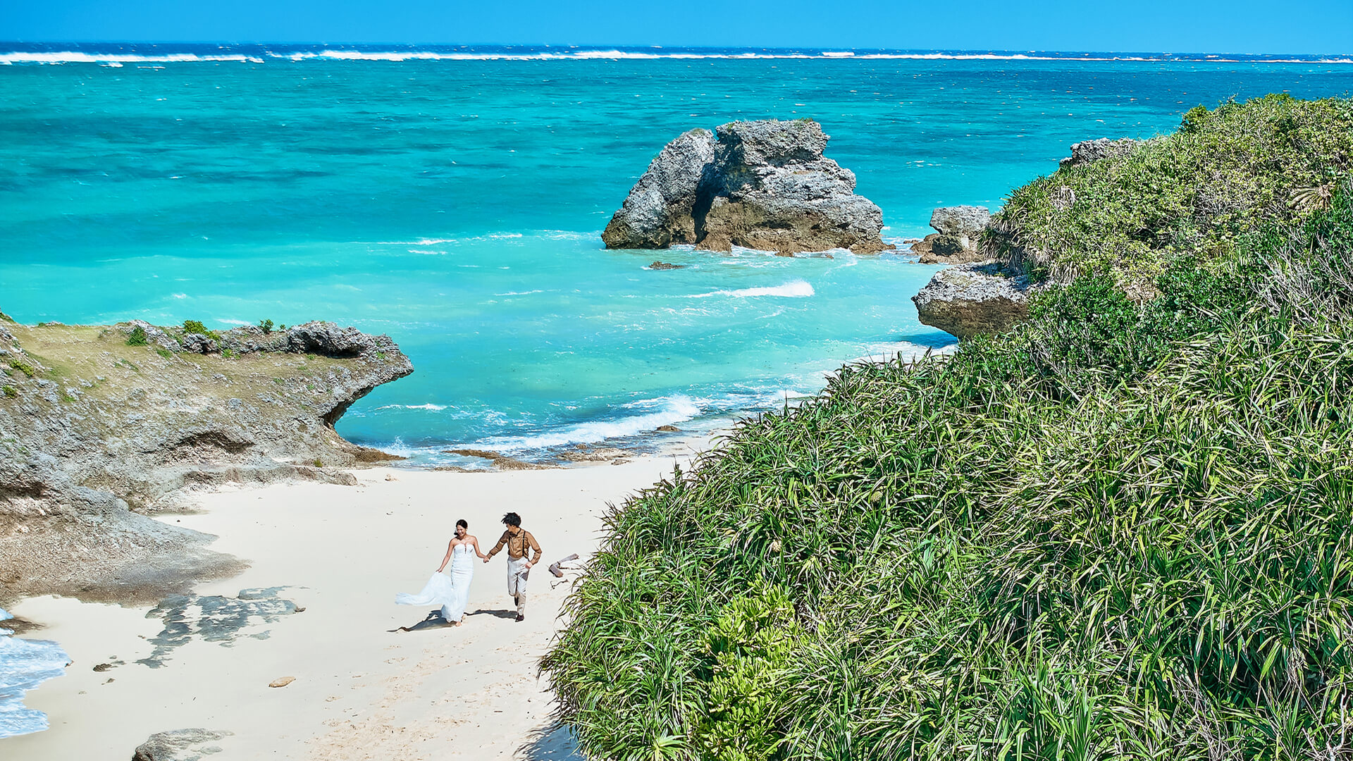 新郎新婦と浜辺の写真