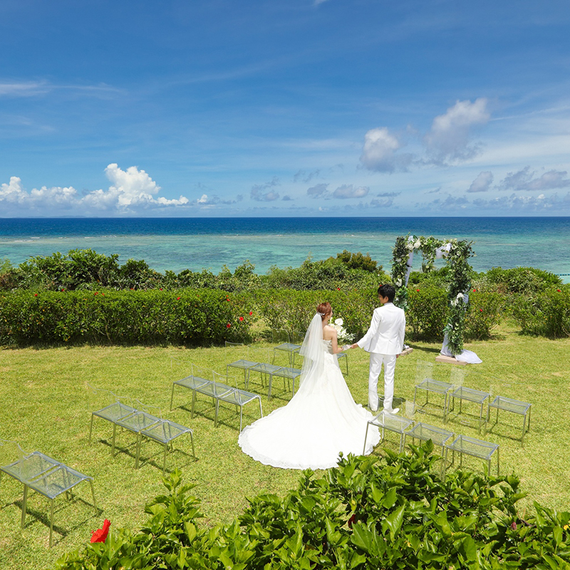 輝く太陽と海に囲まれてガーデンウエディング Tutuリゾートウエディング沖縄
